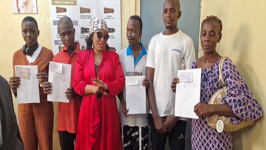 L’artiste camerounaise Grace Decca fait libérer 8 prisonniers à Douala  