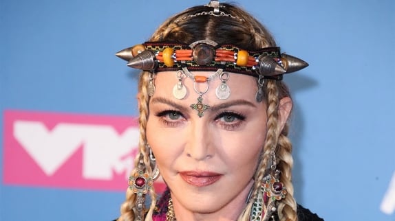Madonna face à la justice pour retard