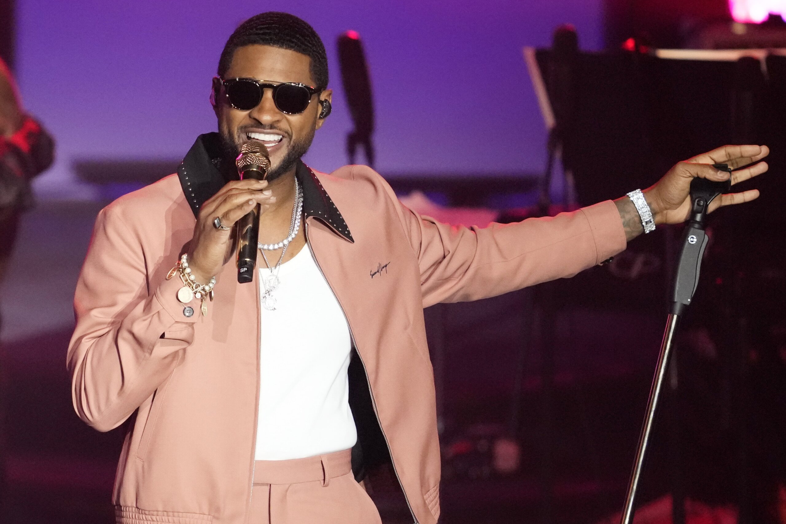 Usher enflamme le super Bowl